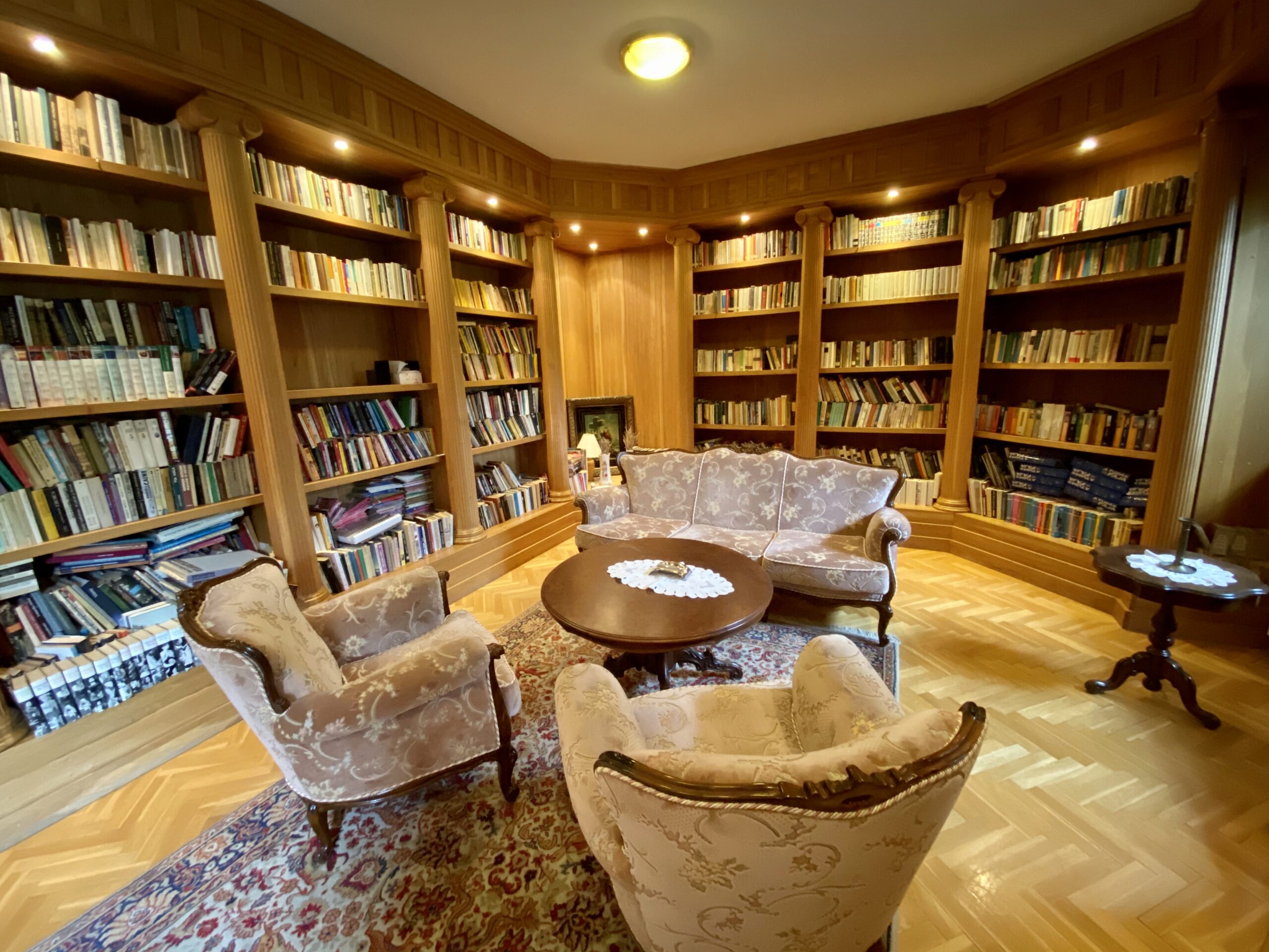 Bibliothek-Seniorenheime-in-Ungarn